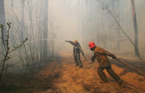 Bomberos y lluvia controlan incendios cerca de Chernóbil