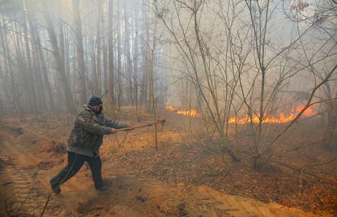 Bomberos y lluvia controlan incendios cerca de Chernóbil