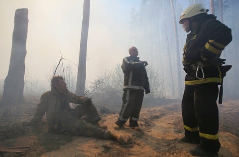Bomberos y lluvia controlan incendios cerca de Chernóbil
