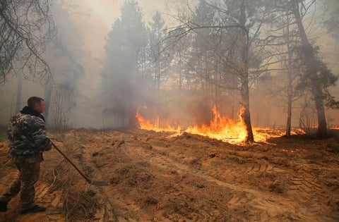 Bomberos y lluvia controlan incendios cerca de Chernóbil