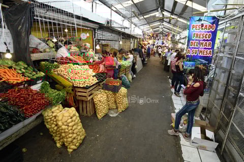 En un recorrido se pudo observar que tanto comerciantes y clientes se congregan, violando las normas de sanidad que deben imperar.