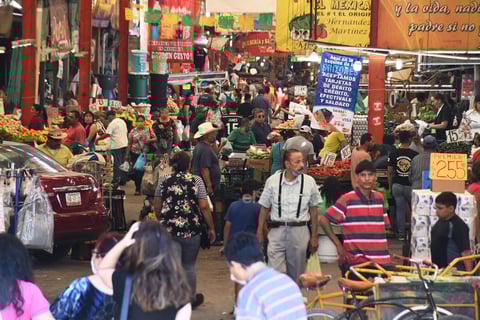 Los marchantes alegaban que para ellos es una tradición acudir a adquirir sus alimentos a este sitio porque los precios son más baratos, además de que en los supermercados les condicionan sus compras.