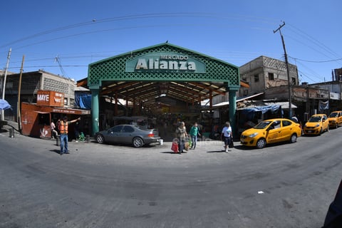 Cientos de personas recurren el mercado para surtir sus hogares y negocios con la compra de frutas, verduras, carne y otros alimentos.