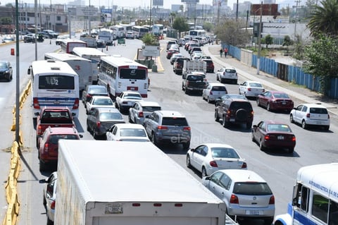 Los filtros de revisión generaron largas filas de automóviles y camiones que buscaban cruzar a Torreón.