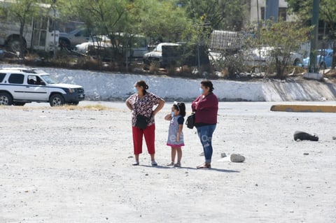 Debido a dichas restricciones algunos pasajeros fueron bajados de las unidades para que continuaran su paso hacia Coahuila por el lecho seco del Río Nazas y de forma pedestre, siempre y cuando también tuvieran puestos sus cubrebocas y guardaran la sana distancia.