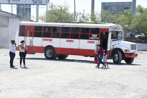 Debido a dichas restricciones algunos pasajeros fueron bajados de las unidades para que continuaran su paso hacia Coahuila por el lecho seco del Río Nazas y de forma pedestre, siempre y cuando también tuvieran puestos sus cubrebocas y guardaran la sana distancia.
