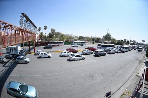 El Siglo de Torreón realizó un recorrido por la mañana del miércoles en las inmediaciones del Puente Plateado, en el cual se confirmó que se estaban restringiendo los accesos a Coahuila de todos los vehículos en los que sus conductores viajaban sin cubreboca o sin justificación alguna para salir a la vía publica (paseos familiares, recorridos con niños, etc.).