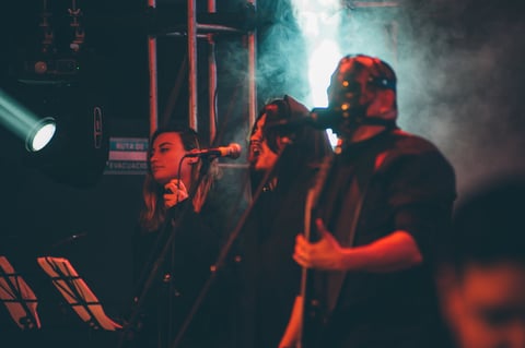 Detrás de la bocina del celular, la voz es de Felipe Perales, manager de esta agrupación que el pasado 10 de abril lanzó el material titulado Crucificado, un corte de su primer álbum grabado en vivo al que bautizaron con el nombre de La Conciencia Raw Sessions.