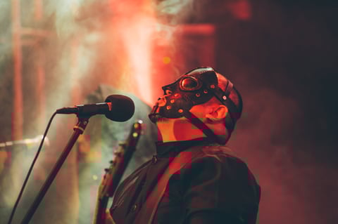Perales es parte de la banda desde que comenzaron a picar piedra, expresó que se trata de individuos que se juntaron poseídos por los mismos gustos. 'Todos tenemos una gran influencia por el cine del terror, por la estética muy a la onda rock zombie o la onda del terror clásico. Nos gusta la literatura fantástica: Cortázar, Borges'.