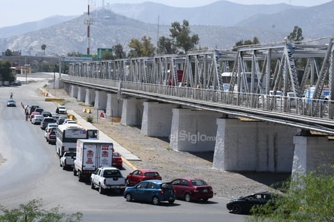 Tanto por la parte de arriba como por el lecho seco del río Nazas, los automovilistas tuvieron que esperar hasta más de una hora para ser revisados.