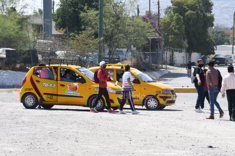 Las diferentes líneas de taxis de la ciudad de Torreón que se enteraron de que los choferes de Gómez Palacio bajaron a sus pasajeros a la altura del Puente Plateado, aprovecharon la circunstancia para conseguir viajes que condujeran a los usuarios a la zona centro.