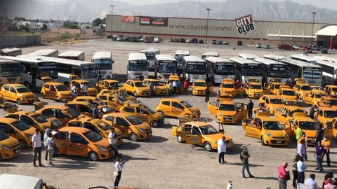 Fue en punto de las 10:00 horas que se inició con la actividad de sanitización 'profunda' de más de 100 camiones de todas las rutas, además de unos 150 taxis de las diversas líneas.