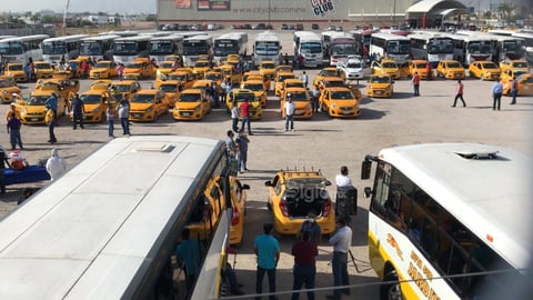 Fue en punto de las 10:00 horas que se inició con la actividad de sanitización 'profunda' de más de 100 camiones de todas las rutas, además de unos 150 taxis de las diversas líneas.