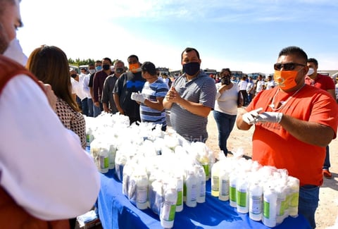 Durante el evento se entregaron a los choferes paquetes con ese tipo de sustancias para que sean aplicadas en las próximas semanas, además de cubrebocas y hasta guantes.