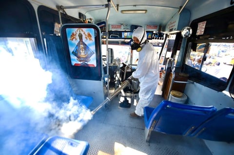 Por COVID-19, sanitizan unidades de transporte público en Torreón