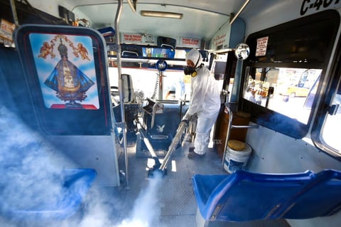 Por COVID-19, sanitizan unidades de transporte público en Torreón