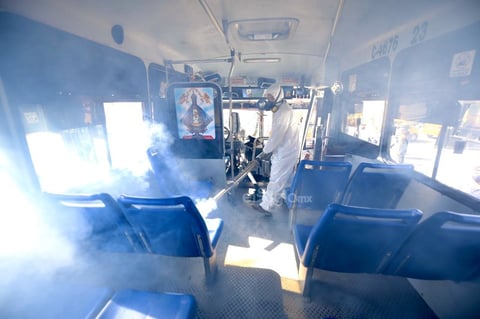 Por COVID-19, sanitizan unidades de transporte público en Torreón