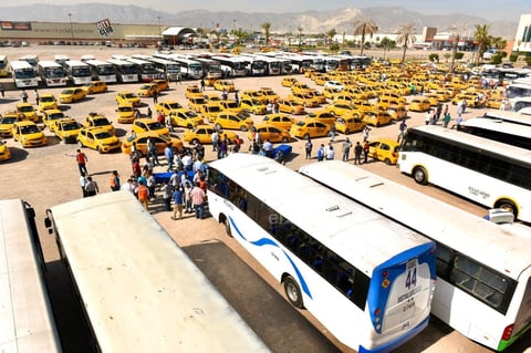 Por COVID-19, sanitizan unidades de transporte público en Torreón