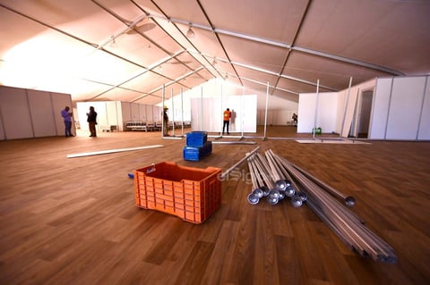 El alcalde explicó que una vez que concluya la instalación, se reforzará la atención con las 65 camas equipadas y los dos quirófanos para atender a los pacientes que lo requieran.