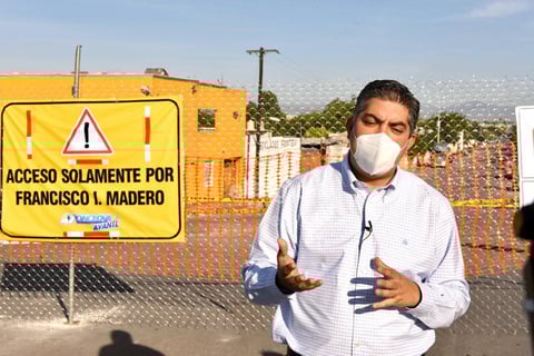 Apenas el sábado terminaron de poner el piso y para el domingo por la mañana ya tenía las divisiones para las diferentes salas que tendrá el centro médico y ya estaban instalando las camas de hospital y las jefaturas de enfermería.