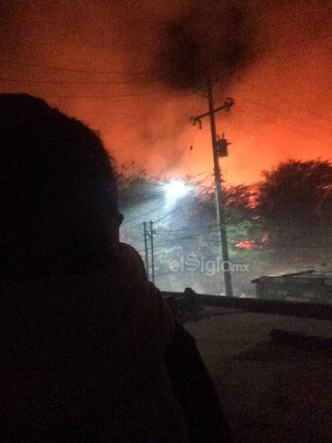 Hasta el lugar arribaron elementos del cuerpo de Bomberos, así como de Protección Civil, quienes encontraron enormes columnas de humo, así como un extenso predio incendiándose.
