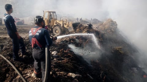 De inmediato comenzaron las labores para sofocar el fuego, solicitando el apoyo de por lo menos cinco máquinas y cinco camiones cisterna, además de otros 15 elementos.
