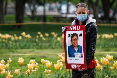 En la protesta se nombraron a las enfermeras y enfermeros que han perdido la vida en los últimos días.