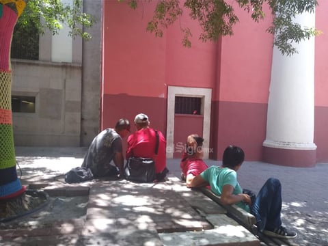 Salen a las calles. Todavía hay ciudadanos que no acatan el aislamiento social y salen a las calles como si no existiera la contingencia; algunos otros tienen que dejar sus domicilios para acudir a sus trabajos.