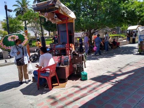 Hay de todo. Boleros, vendedores de dulces, de fruta, comida y adultos mayores que piden ayuda, se observan en las calles durante la ‘hora pico’.