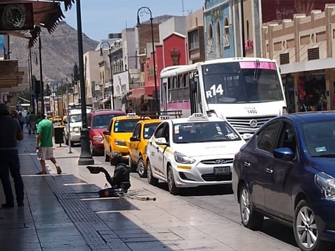 El tráfico no para en el Centro de la ciudad. A diario circulan decenas de coches por la zona Centro de la ciudad, de personas que acuden a realizar sus compras y surtir sus despensas.