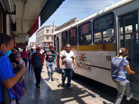 Todos juntos. Es alrededor del mediodía que las personas que van de compras, así como aquellas que salen o se dirigen a sus lugares de trabajo, se aglomeran en las calles, sobre todo para abordar el transporte.