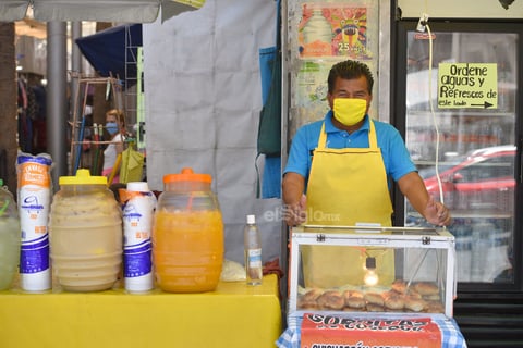 Siguen laborando con precauciones. Vendedores de alimentos en el sector Centro de Torreón siguen tratando de vender sus productos diariamente, adoptando en lo posible las medidas de prevención del contagio que les han indicado las autoridades.