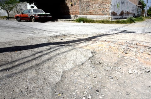 Peligroso. De grandes dimensiones es como los baches atemorizan a todo aquel que transita la sinuosa vía sobre la calle Del Comprador y calle de Los Zapatos, debido a su gran extensión y profundidad.