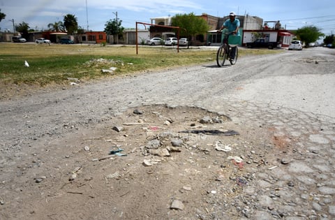 ¡Cuidado! Vecinos de las colonias Villas la Merced y Residencial del Norte sufren la mala calidad de sus calles, pues hay grandes baches.
