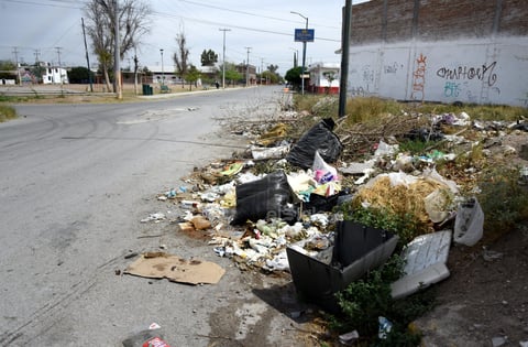 Baldío. Además de esquivar las imperfecciones del asfalto, un basurero improvisado se suma a la deficiente imagen de la zona.