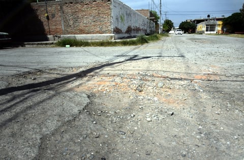 ¿Y la calle? Sobre el cruce Del Comprador y de Los Zapatos de la colonia Villas la Merced, la carpeta asfáltica se encuentra completamente destruida. El transitar por este espacio es un verdadero peligro, tanto para los peatones como para los automovilistas.