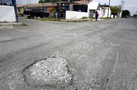 A la entrada. A la entrada de la Cerrada del Granito en la colonia Residencial del Norte, un enorme hoyanco da la bienvenida y despedida a los habitantes de este sector.