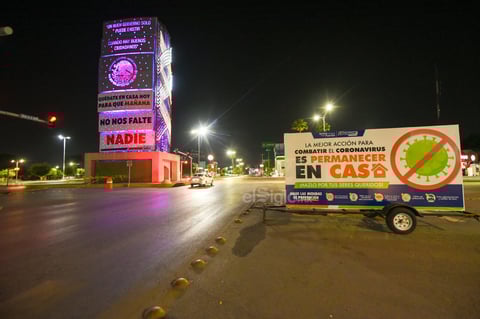 A pesar de ser llamada la Wuhan del norte de México, el retrato de Monclova dista mucho de las imágenes desérticas de lo que fue durante meses la ciudad china donde surgió el COVID-19. Las principales avenidas de la ciudad y plazas comerciales se ven tapizadas de pancartas que invitan a la ciudadanía a permanecer en casa.