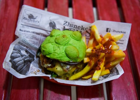 Ante la baja en ventas de dichos alimentos, su propietario, René Saucedo, pensó en cerrar el local, pero la pensó mejor y antes de darse por vencido preparó un antojo que está causando furor: la Coronaburger.