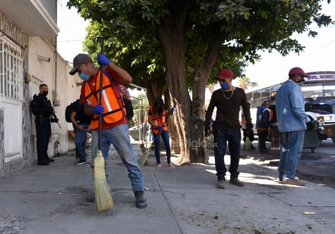Es un grupo de 11 personas que fueron sorprendidas por elementos de seguridad pública realizando actividades no esenciales en las calles, por lo que fueron sancionados.