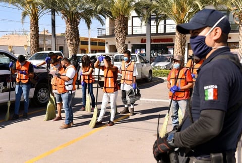 Javier Esparza Pantoja, director de Seguridad Pública en Gómez Palacio, informó que en total fueron 18 personas las que se encontraron en la calle, entre ellos algunos jóvenes que estaban jugando en espacios públicos, por lo que fueron remitidos por los agentes policiacos.