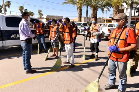 Algunos menores de edad fueron entregados en sus domicilios y en total fueron 11 los que llevaron a cabo trabajo comunitario, que consistía en barrer algunos puntos de la ciudad durante tres horas.