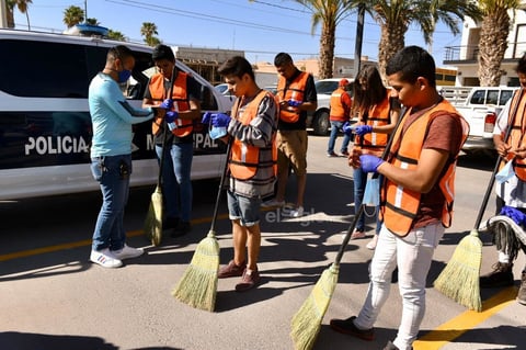 Algunos menores de edad fueron entregados en sus domicilios y en total fueron 11 los que llevaron a cabo trabajo comunitario, que consistía en barrer algunos puntos de la ciudad durante tres horas.