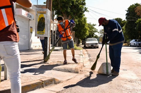 Según se informó el Bando de Policía y Buen Gobierno contempla una sanción de siete a 10 UMAS (que es el equivalente a de 602 a 869 pesos y de 10 a 20 horas de arresto), pero en esta ocasión se les exenta de hacer ese pago a cambio de realizar el trabajo comunitario y la detención de algunas horas, sin embargo, a quien reincida se le aplicará la sanción administrara.

Según se informó el Bando de Policía y Buen Gobierno contempla una sanción de siete a 10 UMAS (que es el equivalente a de 602 a 869 pesos y de 10 a 20 horas de arresto), pero en esta ocasión se les exenta de hacer ese pago a cambio de realizar el trabajo comunitario y la detención de algunas horas, sin embargo, a quien reincida se le aplicará la sanción administrara.