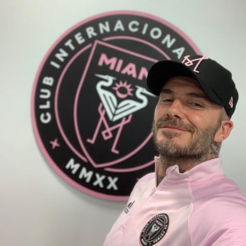 'Feliz cumpleaños a una leyenda del futbol como David Beckham', expresó el PSG en sus redes sociales, para celebrar al ídolo de la publicidad que usó su camiseta para retirarse en mayo de 2013.
