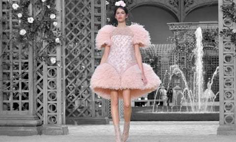 Chanel 7 days out
Sin duda los desfiles más icónicos y monumentales son los de Chanel. En este film conocerás muy de cerca el proceso creativo al que la casa de modas somete cada una de sus producciones, además lo harás de la mano del más grande de la moda contemporánea.