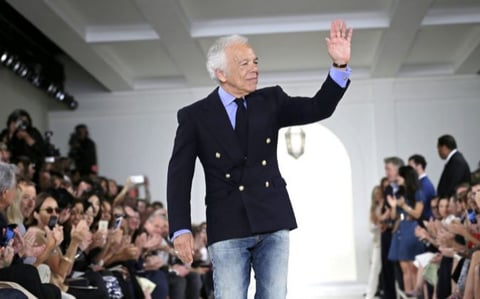 Ralph Lauren: cómo he un imperio de moda.
El mejor documental para conocer más acerca de la trayectoria del diseñador Ralph Lauren y su firma homónima. Siendo uno de los nombres más famosos de la industria, sobre todo por su estilo minimalista y elegante.