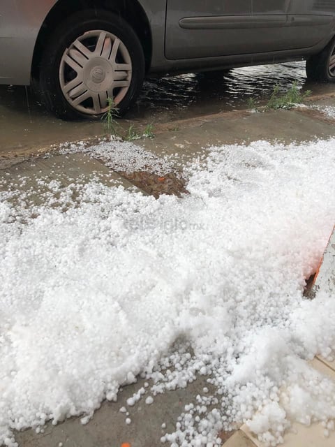 El granizo en tan solo unos minutos pintó de blanco las calles de fraccionamientos como Colinas del Saltito, El Saltito y camino a Gabino Santillán.