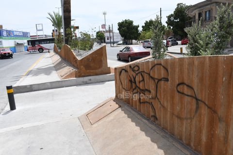 Pintas. Las jardineras construidas a lo largo de lo que será el recorrido del Metrobús tampoco se han escapado de las acciones destructivas de los vándalos.