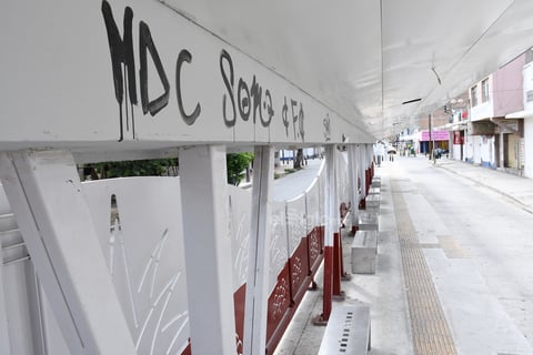 Por todos lados. Los grafiteros han dejado su huella también en los distintos parabuses, los cuales lucen abandonados y sin ningún tipo de vigilancia.
